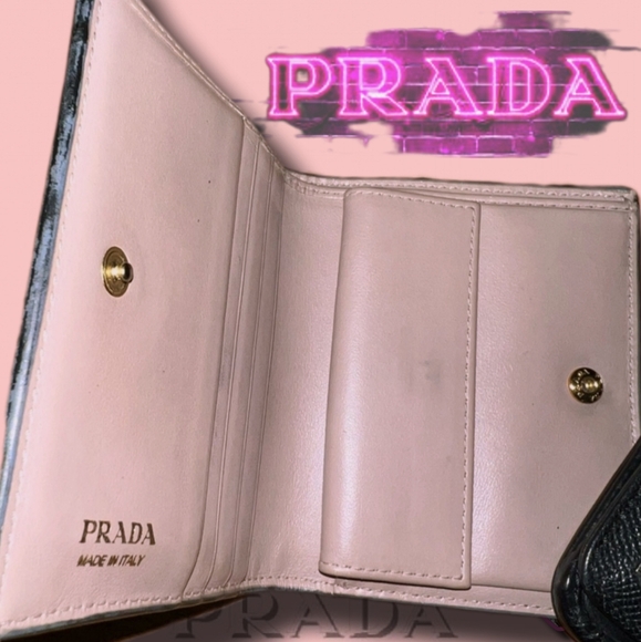 ⭐️PRADA Saffiano Black Leather Pink Ribbon Motif Bifold Compact Wallet - Picture 4 of 4